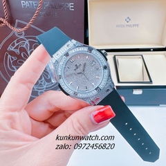 Đồng Hồ Nữ Hublot Geneve Full Đá Vuông Lịch Ngày Dây Silicone Đen Silver 34mm