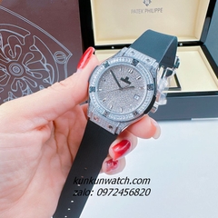 Đồng Hồ Nữ Hublot Geneve Full Đá Vuông Lịch Ngày Dây Silicone Đen Silver 34mm