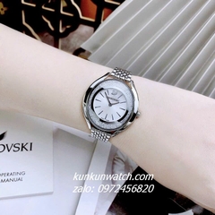 Đồng Hồ Nữ Swarovski Crystal Thiên Nga Đá Chạy Silver Mặt Ovan 36mm