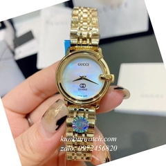Đồng Hồ Nữ Gucci Mặt Tròn 2 Kim Nền Xà Cừ Vàng Mặt Trắng 26mm