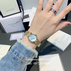 Đồng Hồ Nữ Gucci Mặt Tròn 2 Kim Nền Xà Cừ Vàng Mặt Trắng 26mm