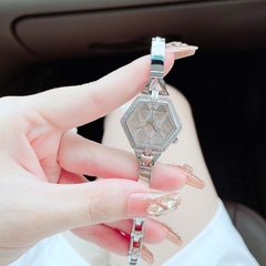 Đồng Hồ Nữ Guess Vanity GW0680L1 Đính Đá Dáng Lắc Tay Silver Mặt Lục Giác 28mm