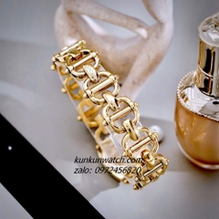 Đồng Hồ Nữ Gucci 2 Kim Dáng Lắc Tay Gold Mặt Đen 22mm