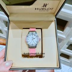 Đồng Hồ Nữ Hublot Classic Fusion Đính Viền Đá Vuông Lịch Ngày Dây Silicone Da Vân Hồng Silver 30mm