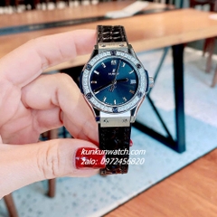 Đồng Hồ Nữ Hublot Classic Fusion Đính Đá Lịch Ngày Dây Silicone Da Vân Đen Silver 30mm 1