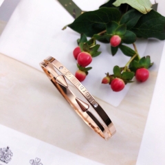 Vòng tay Titan internal love cao cấp sang trọng VT003