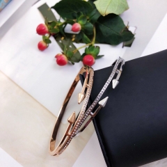 Vòng tay nữ Titan thiết kế dạng Đinh phối Đính đá cao cấp VTN004