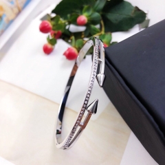 Vòng tay nữ Titan thiết kế dạng Đinh phối Đính đá cao cấp VTN004