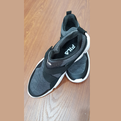 Giày thể thao Filla đen size 8