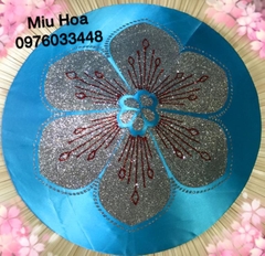 Bọc nón hoa nền xanh dương