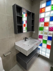 TC2307 - Tủ bàn đá cao cấp, đá nhân tạo chống xước, kết hợp chậu sứ âm, tủ dưới inox 304, vòi nóng lạnh, tủ gương inox