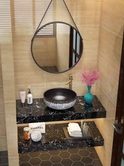 BD1016 - Bàn đá nhân tạo 2 tầng đen vân mây, kết hợp chậu sứ nổi, vòi nóng lạnh cao, gương tròn dây da.