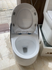 KA6003 - Bồn cầu trứng liền khối trắng viền đen, men nano tuyết chống bám dính, nắp UF chông xước, bộ xả cao cấp, nước xả mạnh và êm.