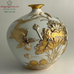 Bình hút tài lộc cá chép hoa sen nền trắng nổi vẽ vàng 24K miệng thắt