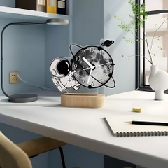 Đồng hồ để bàn phi hành gia CL097 trang trí với đèn Led