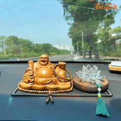 tượng di lặc gỗ bách xanh và liên hoa để ô tô