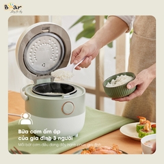 Nồi cơm điện Bear SB-NC16L – Màu sắc: Màu trắng kết hợp với màu xanh tạo vẻ đẹp tinh tế, trang nhã. – Dung tích: 1.6L – Công suất: 400W – Điện áp: 220V ~ 50Hz