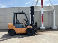 xe nâng cũ toyota 7FD25 2,5 tấn số sàn lốp kép gật gù