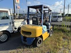 Xe nâng dầu cũ 2.5 tấn KOMATSU FD25T-12 chui container số tự động nâng cao 3m đời 1998 - 531720