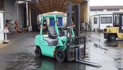 Xe nâng dầu 2.5 tấn MITSUBISHI FD25T Số Tự Động Đời 2013 (Dịch Giá)