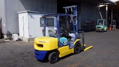 Xe nâng dầu cũ 2.5 tấn KOMATSU FD25T-14 số tự động động cơ 4D94E bộ gật gù nâng cao 4m đời 2001 - 559028