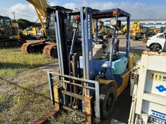 Xe nâng dầu cũ 2.5 tấn KOMATSU FD25T-12 chui container số tự động nâng cao 3m đời 1998 - 531720