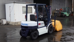 Xe nâng dầu 2 tấn Komatsu FD20-11 Gật Gù Gầu Xúc - 332031 (Số sàn)