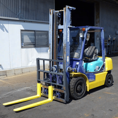 Xe nâng dầu cũ 2.5 tấn KOMATSU FD25T-14 số tự động động cơ 4D94E bộ gật gù nâng cao 4m đời 2001 - 559028