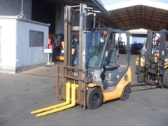 Xe nâng Komatsu FD15T-21 số tự động, nâng cao 4m sản xuất 2013 cực đẹp