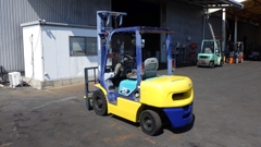 Xe nâng dầu cũ 2.5 tấn KOMATSU FD25T-14 số tự động động cơ 4D94E bộ gật gù nâng cao 4m đời 2001 - 559028