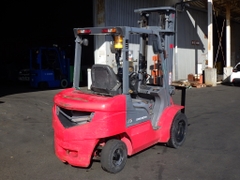 Xe nâng Nhật bãi 2,5 tấn MITSUBISHI FD25T số tự động, dịch giá đời 2012 cực đẹp