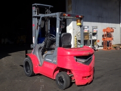 Xe nâng Nhật bãi 2,5 tấn MITSUBISHI FD25T số tự động, dịch giá đời 2012 cực đẹp