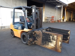 Xe Nâng Nhật Bãi 2,5 Tấn TOYOTA 7FD25 chui container, kẹp vuông, số tự động