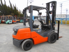 Xe nâng 3 tấn TOYOTA 8FDL30 số tự động, dịch giá Nhật bãi. Xe đẹp xuất sắc