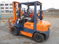 Xe nâng dầu 2,5 tấn TOYOTA 5FD25 số sàn – Gật gù, lốp kép, nâng cao 3.5m – Nhập khẩu Nhật Bản