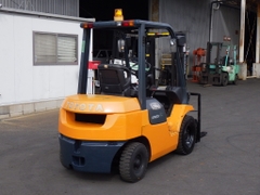 Xe nâng 2,5 tấn TOYOTA 7FD25 chui container dịch giá số tự động cực đẹp