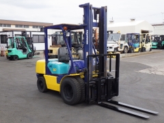 Xe nâng dầu 3 tấn Komatsu FD30-12 số sàn, dịch giá, tháp nâng cao 4m – Nhập khẩu từ Nhật Bản
