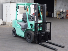 Xe nâng dầu 2,5 tấn MITSUBISHI FDE25T số tự động dịch giá đời 2015 siêu lướt