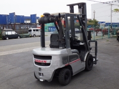 Xe nâng dầu 2,5 tấn NISSAN  Y1F2A25 số tự động, gật gù, nâng cao 4 m đời 2011