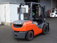Xe nâng dầu 3 tấn TOYOTA 8FD30 số tự động, chui container, dịch giá, nâng cao 3 m