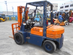 Xe nâng dầu 2,5 tấn TOYOTA 5FD25 số sàn, gật gù lốp kép, nâng cao 3m