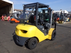 Xe nâng dầu 2,5 tấn KOMATSU FD25T-17 số tự động dịch giá, lốp kép đời 2015