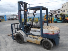 Xe nâng dầu 2,5 tấn Komatsu FD25-11 số sàn, gật gù lốp kép, tháp 4m cực đẹp