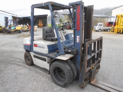 Xe nâng dầu 2,5 tấn Komatsu FD25-11 số sàn, gật gù lốp kép nhập Nhật giá rẻ