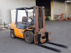 Xe nâng dầu 3,5 tấn TOYOTA 7FD35 chui container (chui công), mâm xoay, số tự động