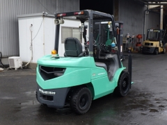 Xe nâng dầu 3 tấn MITSUBISHI FD30T Số tự động, dịch càng sản xuất năm 2007