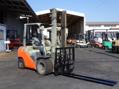 Xe nâng dầu 2,5 tấn TOYOTA 8FD25 số sàn, gật gù (lật đổ), lốp kép, nâng cao 4 m