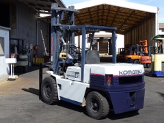 Xe nâng dầu 4,5 tấn KOMATSU FD45-5 số sàn, dịch giá Nhập Nhật cực đẹp