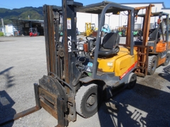 Xe nâng dầu 2 tấn TCM FD20T3 số tự động, chui container, mâm xoay