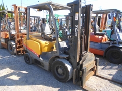 Xe nâng dầu 2 tấn TCM FD20T3 số tự động, chui container, mâm xoay